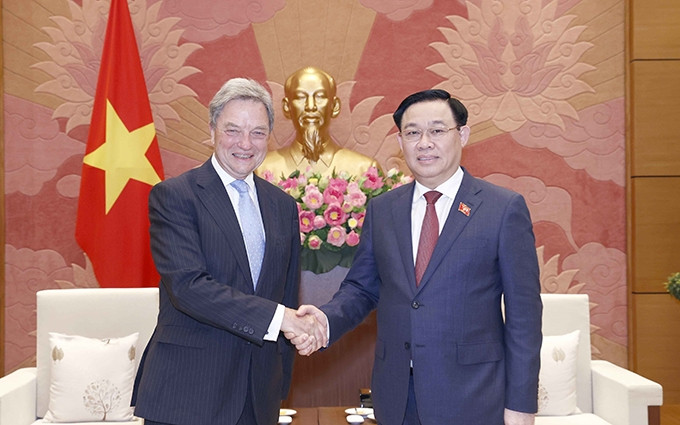 El presidente de la Asamblea Nacional de Vietnam, Vuong Dinh Hue (derecha), recibe a Michael Arthur, vicepresidente sénior de Boeing y presidente de Boeing International. (Fotografía: VNA)