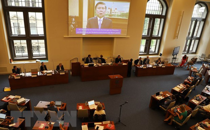 Nguyen Thanh Phong, presidente del Comité Popular de Ciudad Ho Chi Minh, habla por video ante el Ayuntamiento de Leipzig (Fotografía: VNA)