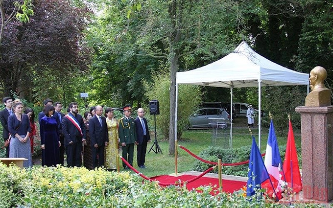 Vietnamitas en Francia rinden homenaje al Presidente Ho Chi Minh en 132 aniversario de su natalicio. (Fotografía: Nhan Dan)