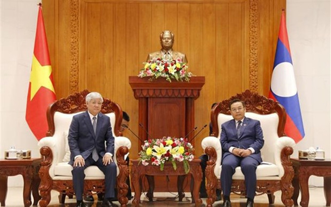 En la reunión entre el visitante vietnamita y el presidente del Parlamento laosiano, Xaysomphone Phomvihane. (Fotografía: VNA)