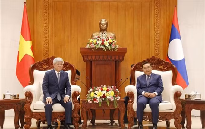 En la reunión entre el visitante vietnamita y el presidente del Parlamento laosiano, Xaysomphone Phomvihane. (Fotografía: VNA)