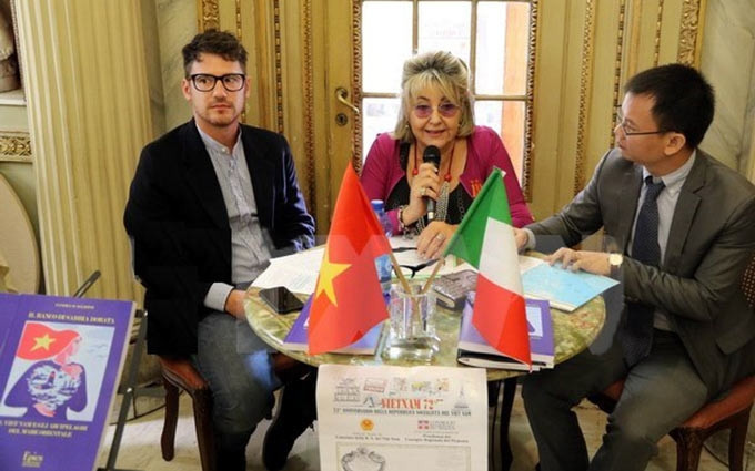 La cónsul honoraria de Vietnam en Italia, Sandra Scagliotti (M).