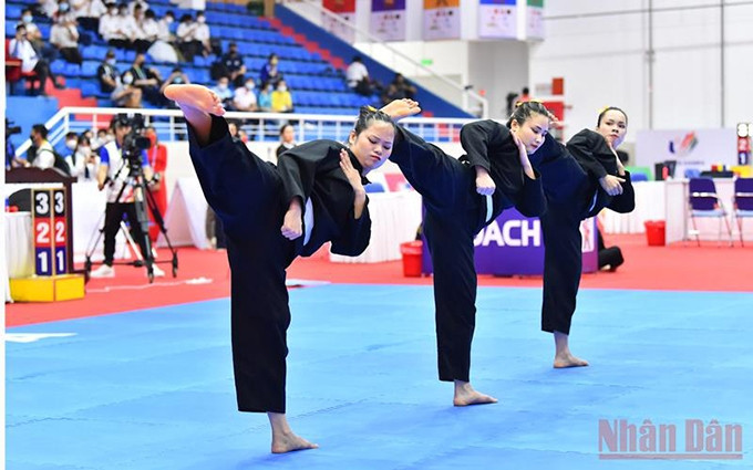 Nguyen Thi Thu Ha, Nguyen Thi Huyen y Vuong Thi Binh conquistan la primera medalla de oro en Pencak Silat de Vietnam en los SEA Games 31. (Fotografía: Nhan Dan)