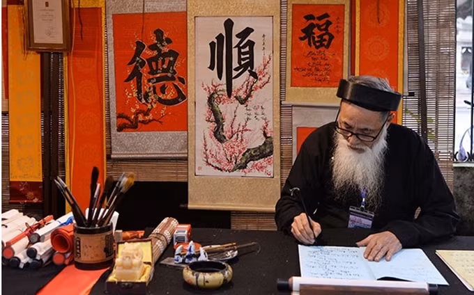 Un maestro de caligrafía participante en el evento. (Fotografía: Nhan Dan)