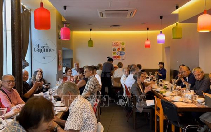 Una comida benéfica a favor de la lucha por justicia de las víctimas del agente naranja/dioxina. (Fotografía: VNA) 