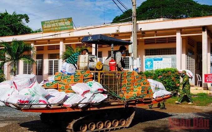El Alto Mando Militar de la Guardia Fronteriza de la provincia de Dong Thap entrega obsequios a los compatriotas residentes en Camboya. (Fotografía: Phu Quy)