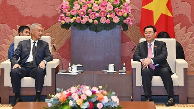 El presidente de la AN, Vuong Dinh Hue y Anouphap Tounalom, secretario del Partido Popular Revolucionario de Laos en Vientián y presidente del Consejo Popular de esa capital. 