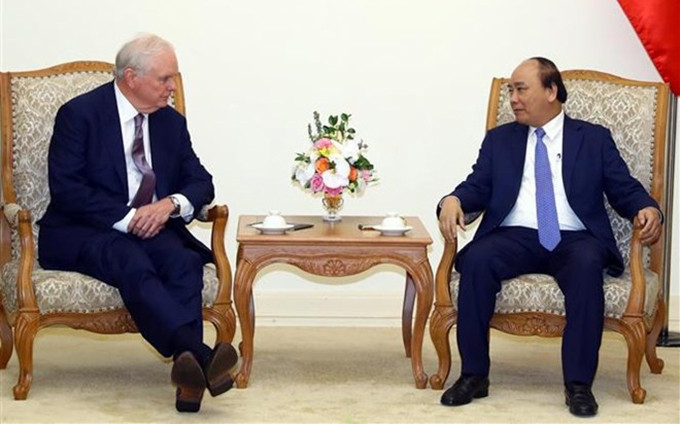 El Primer Ministro de Vietnam, Nguyen Xuan Phuc, recibe al profesor Thomas Vallely. (Fuente: VNA)