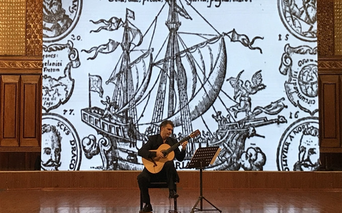 El guitarrista Rafael Serrallet en el evento. (Fotografía: Nhan Dan)