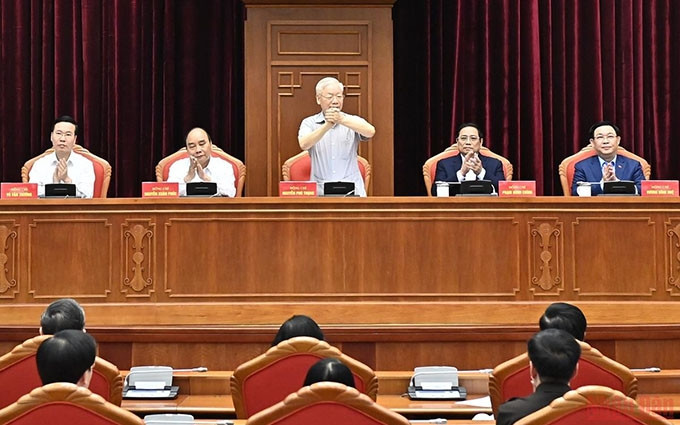 El secretario general del PCV , Nguyen Phu Trong, el presidente Nguyen Xuan Phuc, el primer ministro Pham Minh Chinh, el titular de la Asamblea Nacional, Vuong Dinh Hue y el miembro permanente del Secretariado del PCV, Vo Van Thuong presiden la reunión. (Fotografía: Nhan Dan)