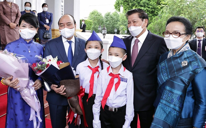 El secretario general del Partido Popular Revolucionario y presidente de Laos, Thongloun Sisoulith, y su esposa (D) se despiden del presidente de Vietnam, Nguyen Xuan Phuc, y su esposa.