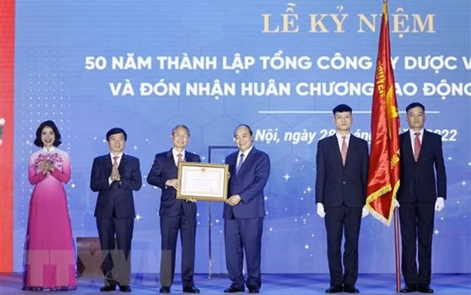 El presidente Nguyen Xuan Phuc otorga la Orden de Trabajo de primera clase a la Corporación Farmacéutica de Vietnam. (Fotografía: VNA) 