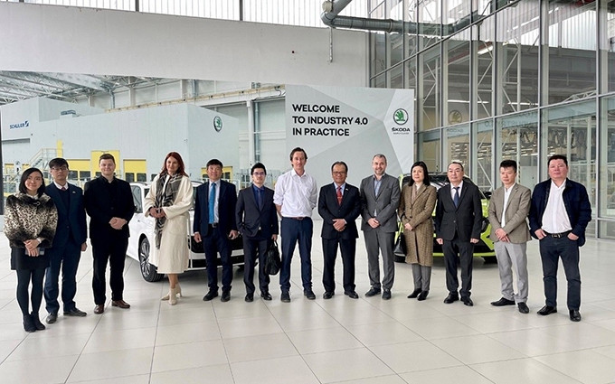El diplomático vietnamita en Checa, Thai Xuan Dung, realiza una visita al grupo Skoda. (Fotografía: baoquocte.vn)