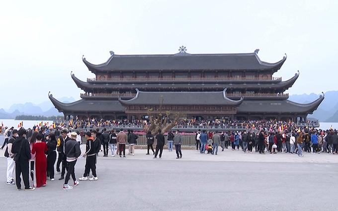 Zona Turística Nacional de Tam Chuc recibe a miles de turistas durante el Tet. (Fotografía: Nhan Dan)