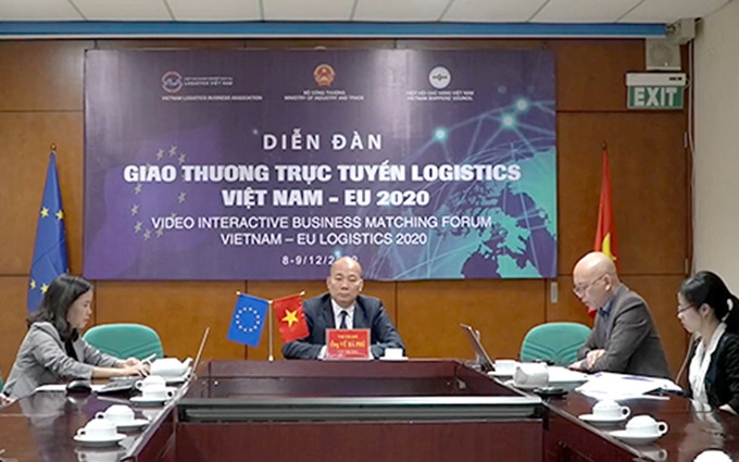 En el foro. (Fotografía: thoibaotaichinhvietnam.vn)
