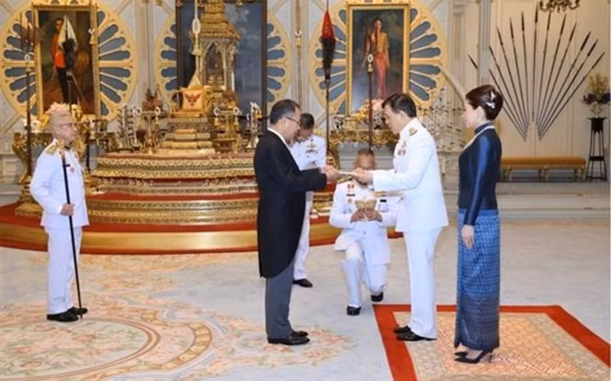 El nuevo embajador de Vietnam en Tailandia, Phan Chi Thanh, presenta las cartas credenciales al Rey de Tailandia, Maha Vajiralongkorn. (Fotografía: VNA)