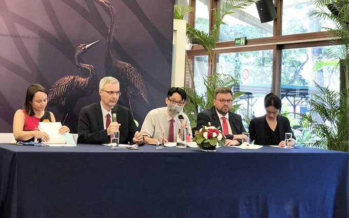 En la conferencia de prensa para anunciar el proyecto. (Fotografía: baoquocte.vn)
