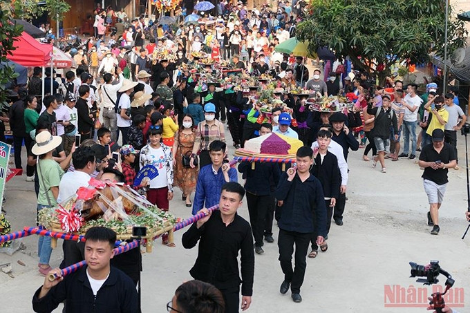 Procesión de ofrendas destinadas a los Templos de Ong (Señor) y Ba (Señora) en el Festival. (Fotografía: Nhan Dan)