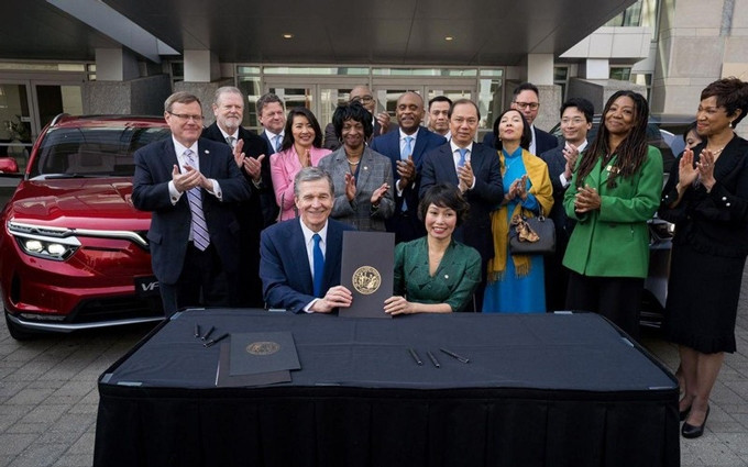 La vicepresidenta de Vingroup y directora ejecutiva global de VinFast, Le Thi Thu Thuy (derecha, primera fila), y el gobernador del estado de Carolina del Norte, Roy Cooper, en la ceremonia de firma del memorando de entendimiento para el proyecto de fábrica de VinFast en marzo de 2022. (Fotografía: VNA)