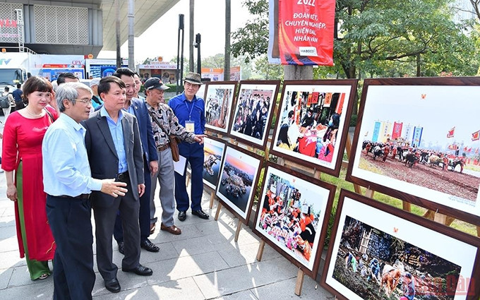 El concurso y exposición fotográfica “Caminos primaverales”, organizadas por el Club de Fotos periodísticas y la Asociación de Periodistas de Vietnam, presentan imágenes de la primavera en Vietnam en el proceso de desarrollo socioeconómico y cultural, la belleza de la naturaleza, del país y de la gente en la producción y en la lucha contra la pandemia de Covid-19.