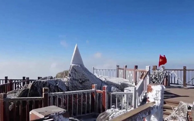 Montaña Fansipan cubierta por la nieve