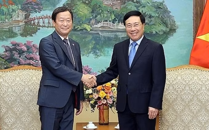 El viceprimer ministro de Vietnam Pham Binh Minh con el vicepresidente ejecutivo sénior de JICA, Junichi Yamada. (Fotografía: VNA)