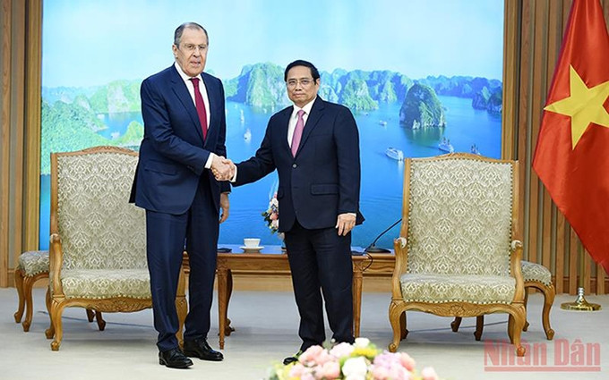 El primer ministro de Vietnam, Pham Minh Chinh, recibe al ministro de Asuntos Exteriores de Rusia, Sergey Lavrov. (Fotografía: VNA) 