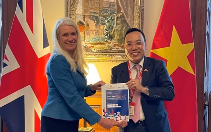 La ministra para Asia del Ministerio de Asuntos Exteriores, Mancomunidad y Desarrollo del Reino Unido, Amanda Milling, y el embajador vietnamita en Londres, Nguyen Hoang Long, lanzan el programa "Días de Vietnam en el Reino Unido"(Foto: VNA)