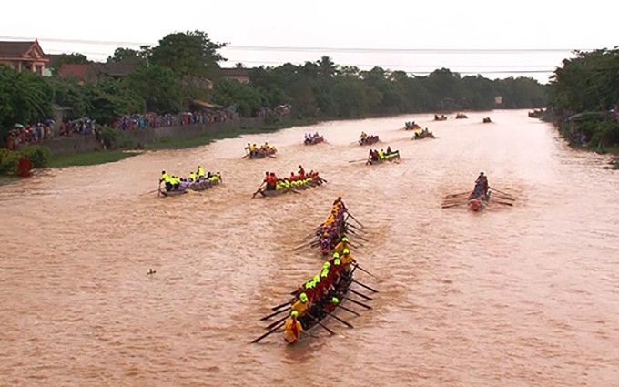 Barcos compiten en la regata. 