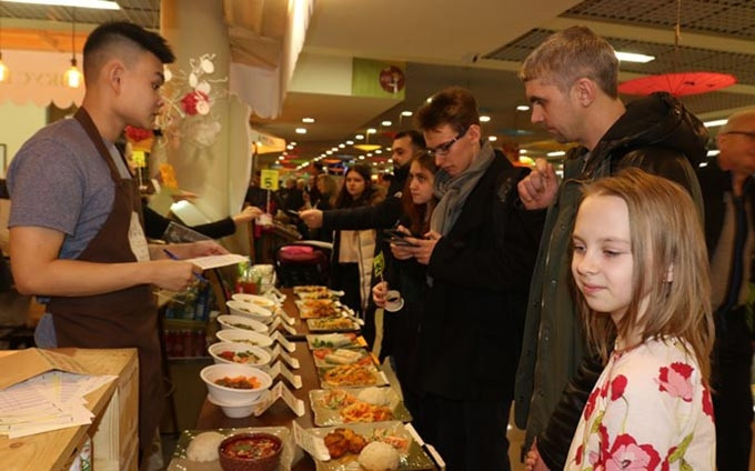 Destacan alta participación en Festival de Comida Callejera de Vietnam en Rusia