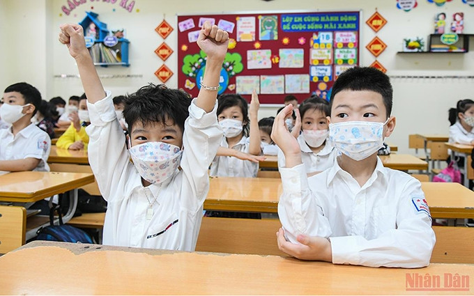 Imágenes encantadoras de niños en el primer día de regreso a la escuela. (Fotografía: Nhan Dan)