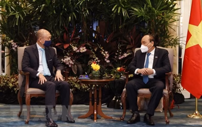  El presidente Nguyen Xuan Phuc dialoga con Wee Ee Cheong, vicepresidente y director general del banco UOB (Fuente: VNA)
