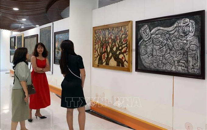 Visitantes a la exposición. (Fotografía: VNA)