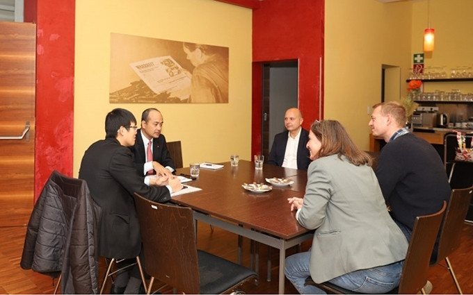 El embajador vietnamita en Austria, Nguyen Trung Kien, se reúne con la presidenta del Partido Comunista de Austria, Elke Kahr.