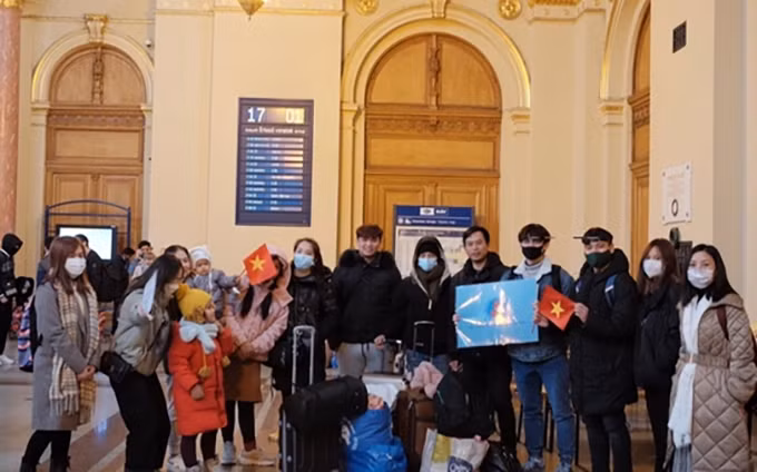 Funcionarios de la Embajada de Vietnam en Hungría reciben a los connacionales procedentes de Ucrania. (Fotografía: dantri.com.vn)