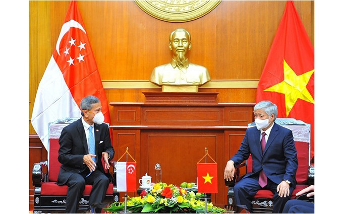 El presidente del Frente de la Patria de Vietnam, Do Van Chien, recibe al canciller de Singapur, Vivian Balakrishnan. (Foto: VNA)