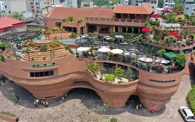 La obra se construyó en una superficie de tres mil 300 metros en la aldea de Bat Trang, a unos 15 kilómetros del centro de la capital de Hanói. (Fotografía: VNA)