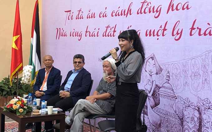 La presentación del libro ‘Me comí un campo de flores’. (Fotografía:qdnd.vn)