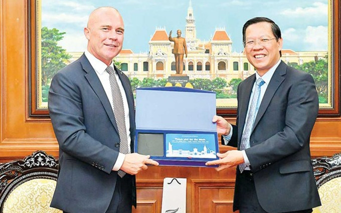 El subsecretario permanente del Comité del Partido Comunista y presidente del Comité Popular de Ciudad Ho Chi Minh, Phan Van Mai y el cónsul general de Nueva Zelanda en la urbe, Joseph Nelson. (Fotografía: sggp.org.vn)