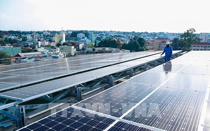 El grupo vietnamita HBC y la empresa SOI cooperan para desarrollar la energía solar en techos. (Fotografía: VNA) 