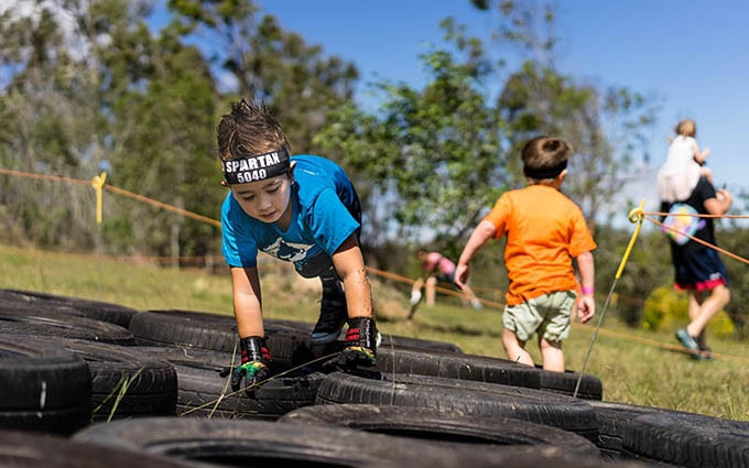 Niños participan en la categoría Spartan Kids. (Fotografía: baovanhoa.vn)