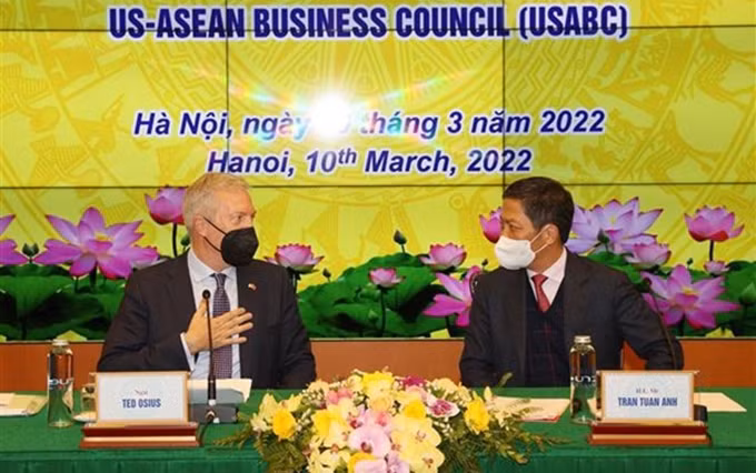 El miembro del Buró Político y jefe de la Comisión de Asuntos Económicos del Comité Central del Partido Comunista de Vietnam, Tran Tuan Anh, en la cita. (Fotografía: VNA)