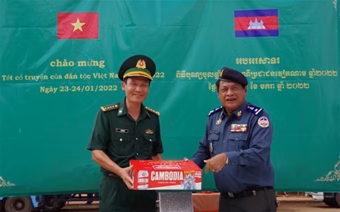 El teniente general camboyano Iet Bun Thuonl entrega regalos a los guardias fronterizos de la provincia vietnamita de Tay Ninh. (Fotografía: VNA)