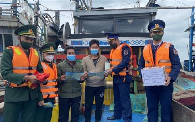 La Guardia Costera y de Fronteras locales entrega obsequios para los pescadores. (Fotografía: VNA)