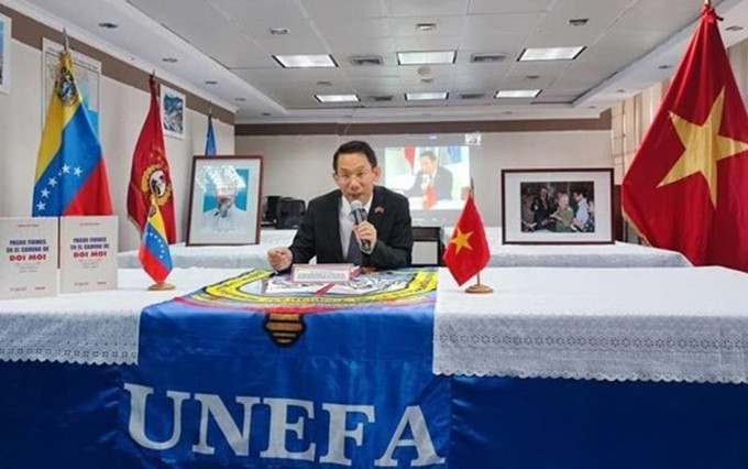 El embajador de Vietnam en Venezuela, Le Viet Duyen, habla en el evento. (Fotografía: VNA)