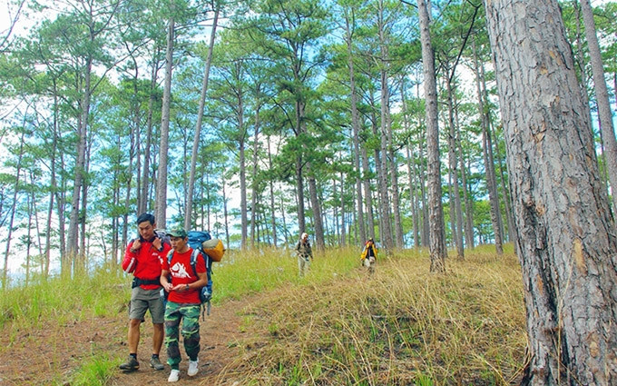 Según el mapa administrativo, el Parque Nacional Bidoup-Nui Ba se localiza en los distritos de Lac Duong y Dam Rong, en la provincia de Lam Dong, y ocupa casi toda la meseta de Lang Biang- Lam Vien.
