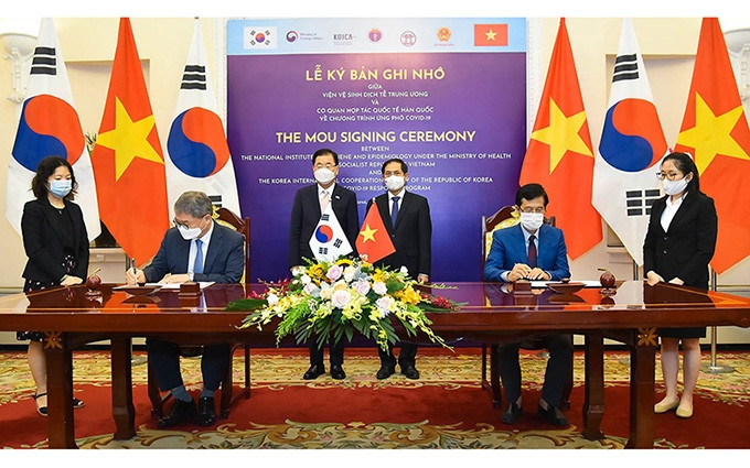 Vietnam y Corea del Sur firman un acuerdo de cooperación en respuesta al Covid-19. (Fotografía: Cancillería vietnamita) 
