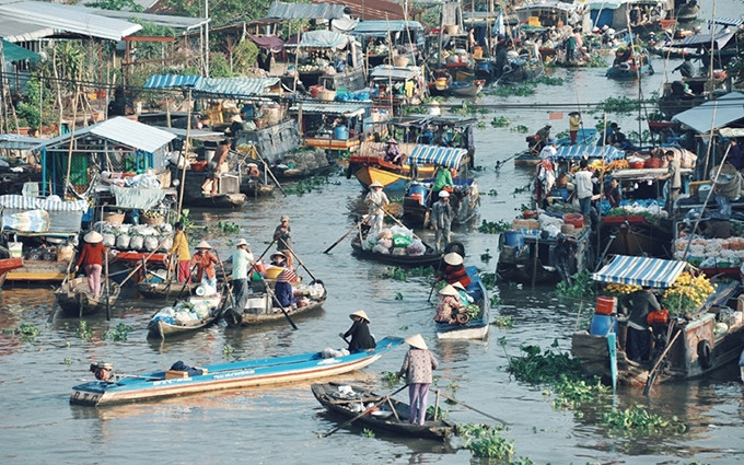 El mercado flotante de Nga Nam se encuentra en el pueblo homónimo a unos 60 kilómetros de la ciudad de Soc Trang. Se llama Nga Nam (Cruce de caminos) porque es la intersección de cinco afluentes del río Mekong que se dirigen a Ca Mau, Phung Hiep, Thanh Tri, Vinh Quoi y Long My.