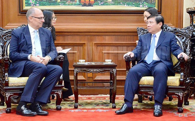 El flamante Embajador de Dinamarca en Vietnam, Kim Højlund Christensen, y Nguyen Thanh Phong, el presidente del Comité Popular municipal. (Fuente: hcmcpv.org.vn) 