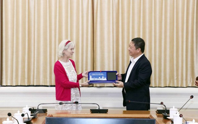 Duong Anh Duc, vicepresidente del Comité Popular de Ciudad Ho Chi Minh, recibe a Ingrid Christensen, directora de la OIT en Vietnam. (Fotografía: VNA)